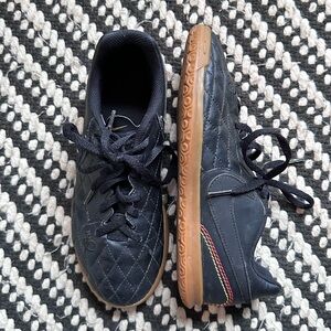 Boys Nike Tiempo indoor soccer shoes, black, size 5Y